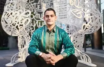 Jeune femme et un homme adulte moyen s'embrassant et souriant