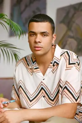 Jeune homme profitant de la plage