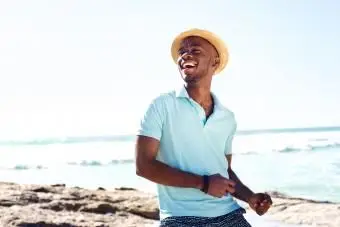 Portrait en plein air de jeune homme souriant sportif