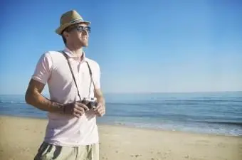 Garçon et fille jouant avec leur père à la plage