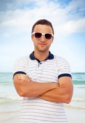 Homme assistant à un mariage à la plage