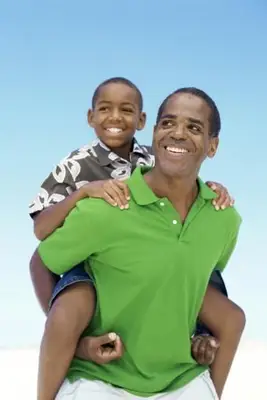 Deux businessman standing on beach ayant la conversation