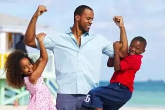 Jeune couple sur une île tropicale