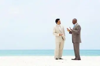 Homme avec téléphone portable avec une chemise tropicale