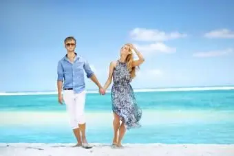 Homme s'amusant à la discothèque