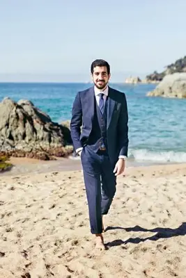 Homme portant une chemise safari et un chapeau