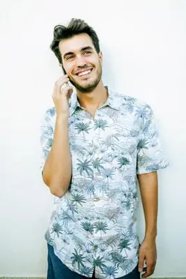 Homme portant une chemise hawaïenne