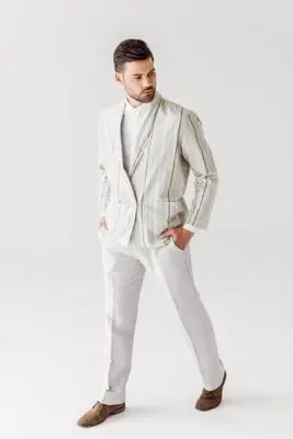 Jeune homme en costume élégant vintage à l'écart sur blanc