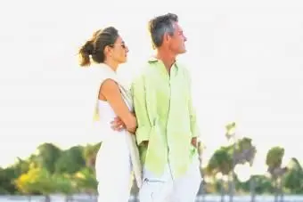 couple, debout, dehors, regarder