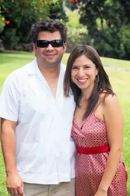 Homme portant une chemise guayabera dans une terrasse extérieure