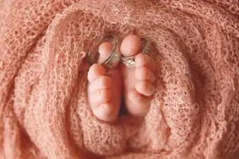 טבעות נישואין על בהונות התינוקות