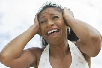 動揺してストレスを感じている花嫁