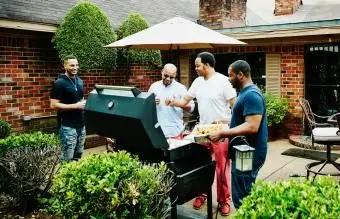 Roześmiani przyjaciele grillują