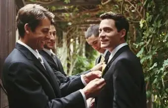 Jak poprosić facetów o bycie drużbami w kreatywny sposób?