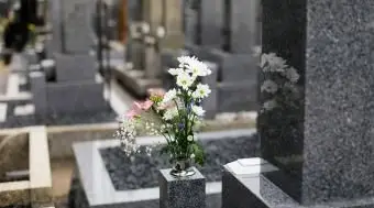 Vázy a držiaky na kvetiny na cintoríne