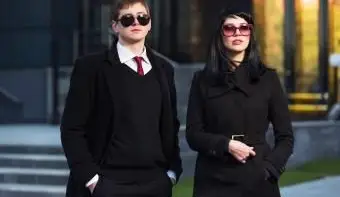 זוג עסקי ברחוב העיר