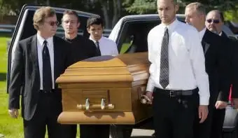 장례식에서 관을 들고있는 남자 그룹