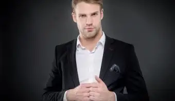 포켓 스퀘어와 재킷을 입고 남자