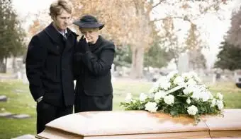 정장이없는 경우 장례식에 입을 옷 : 10 가지 적절한 복장 옵션