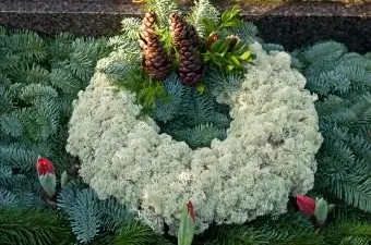 koc nagrobny z wieńcem