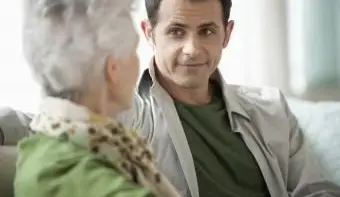 La mamma anziana riceve la visita dei figli