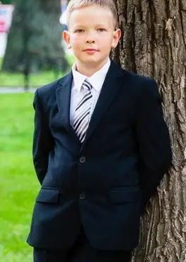 jeune garçon en costume