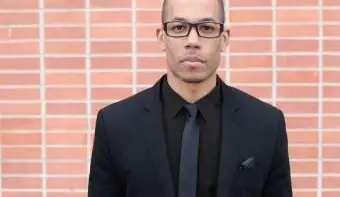 homme en costume sombre