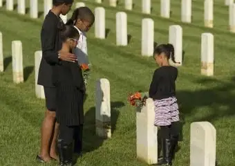 Tenue funéraire appropriée pour les hommes, les femmes et les enfants