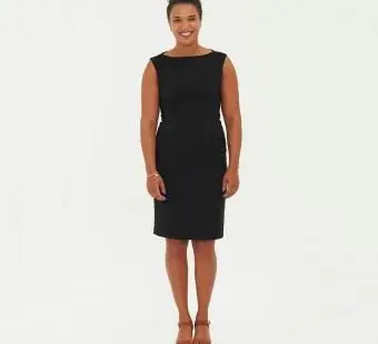 אישה בשמלה קצרה עם שרוול קצר