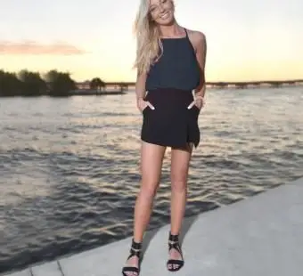 אישה בחולצה ללא שרוולים עם סקורט