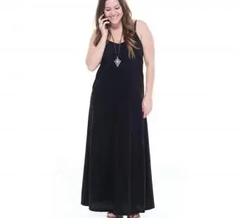 גברת בשמלת מקסי שחורה ללא שרוולים