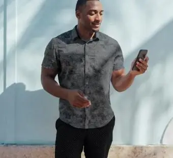 צעיר לובש חולצה