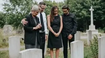 מה ללבוש להלוויה בקיץ: 8 רעיונות לתלבושות