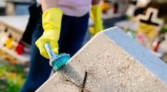 Umývanie náhrobného kameňa štetcom