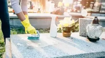 Umývanie náhrobného kameňa štetcom