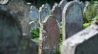 Ako čistiť rôzne typy náhrobných kameňov