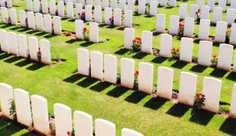 군사 묘지에있는 흰색 묘비