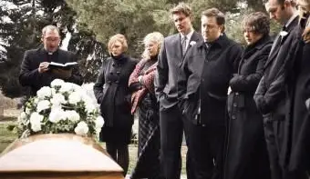 墓地での祝賀会と会葬者