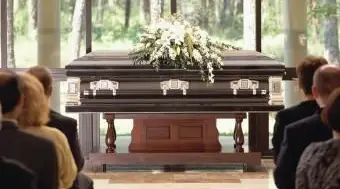 ¿Qué es un funeral con ataúd cerrado?