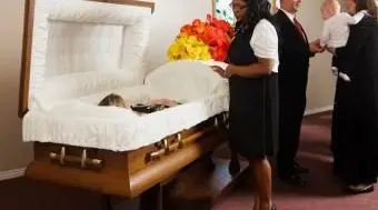 Pogrzeby z otwartą trumną: odpowiedzi na często zadawane pytania