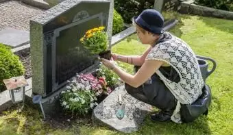 žena, sadenie kvetov, do, hrob