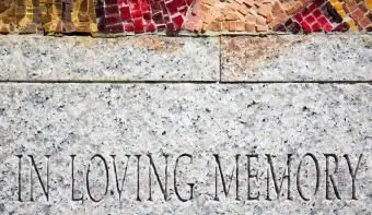 Palabras sencillas para escribir en una lápida