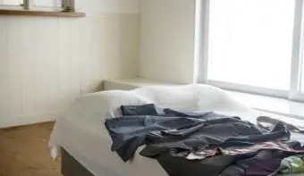 Sélection de costumes disposés sur lit double dans la chambre