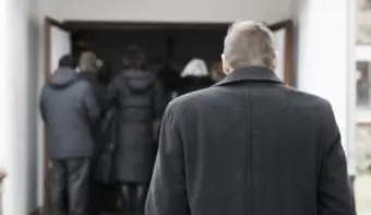 葬儀のために霊廟に入る家族