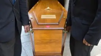 棺桶を持っている人