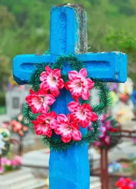 Druhy cintorínskych kvetinových aranžmánov