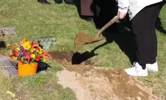 Enterrar las cenizas de la cremación en la tumba