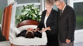 사람들은 왜 신발없이 매장됩니까? 알아야 할 7 가지 이유