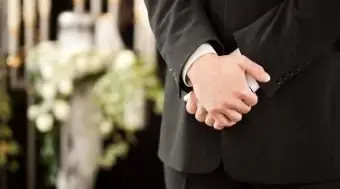 Bonne étiquette funéraire pour les membres de la famille éloignés