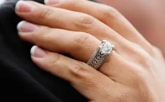 Anello di fidanzamento con fascia spessa